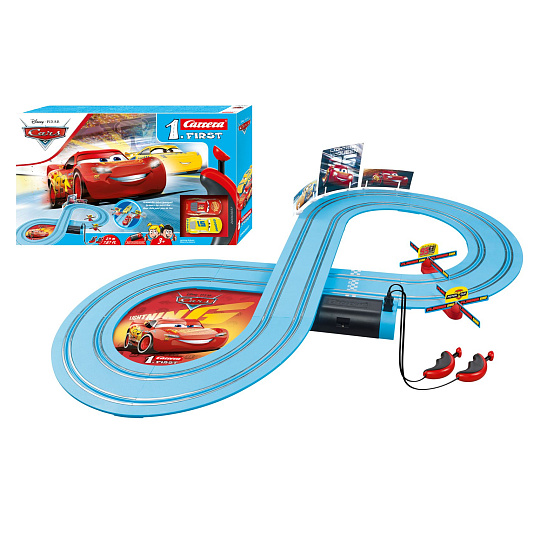 Carrera First Auta/Cars 2,4m plast Autodráha + 2 auta na baterie v krabici 50x30x8cm