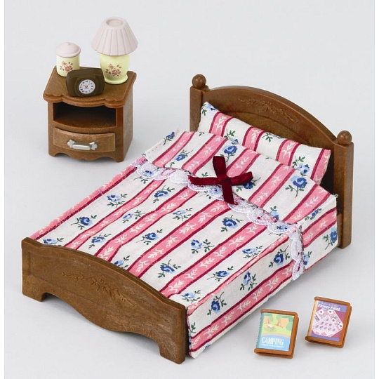 Sylvanian Families 5019 Nábytek - dvojlůžko s nočním stolkem Sylvanian Families 5019 Nábytek - dvojlůžko s nočním stolkem